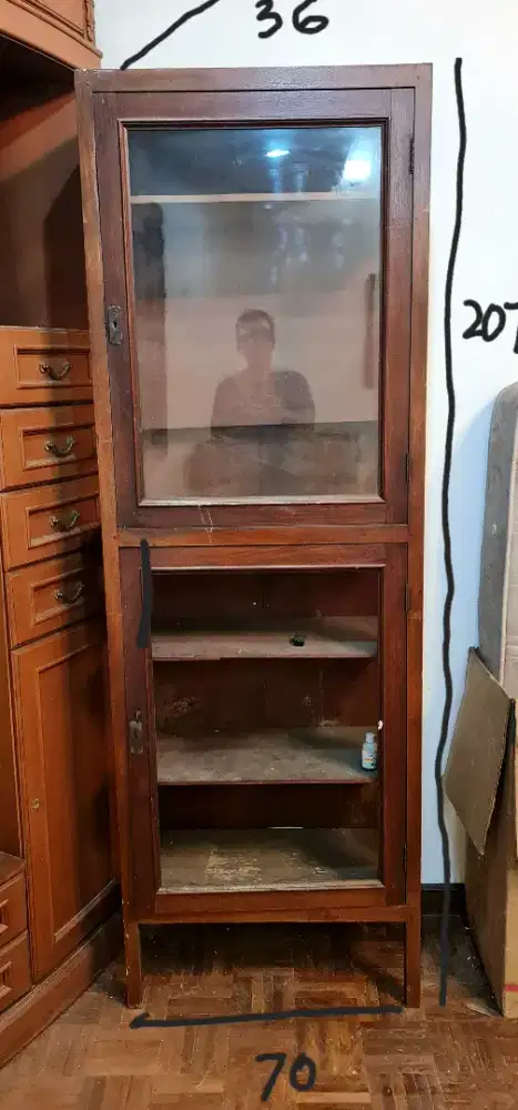 Lemari pajangan jati