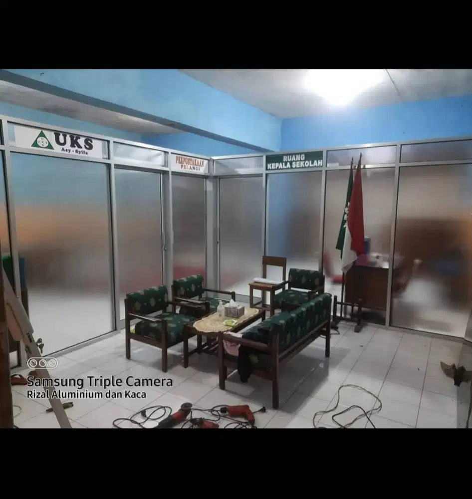 Partisi ruang dengan alumunium dan kaca
