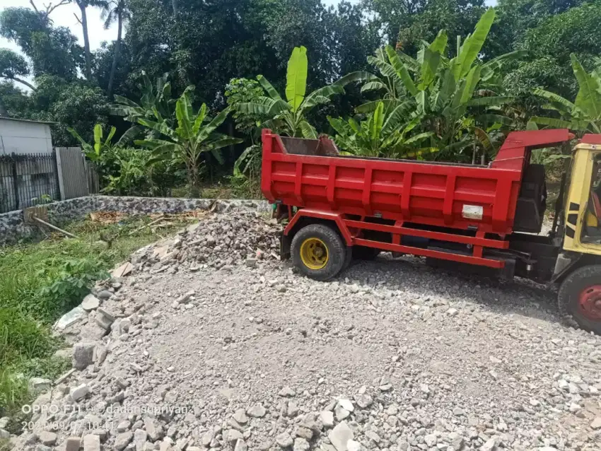 Tanah campur pengurugan urug buang puing sampah gali kolam renang