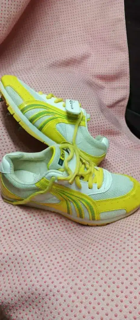 Sepatu atletik lompat jauh triple jump