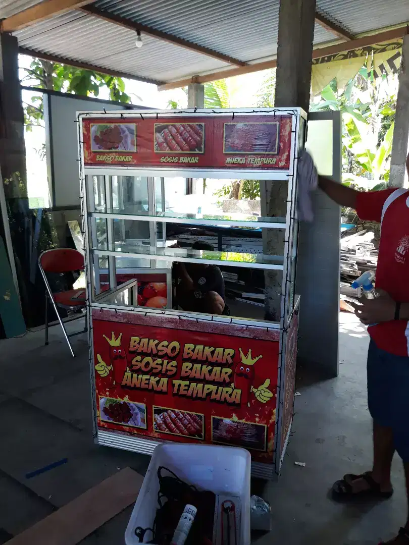 Etalase gerobak bakso bakar both ayam geprek sempol cilok pisang