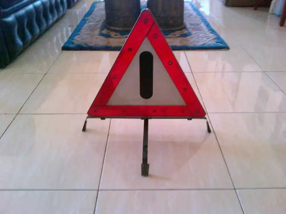 Segitiga pengaman mercedes