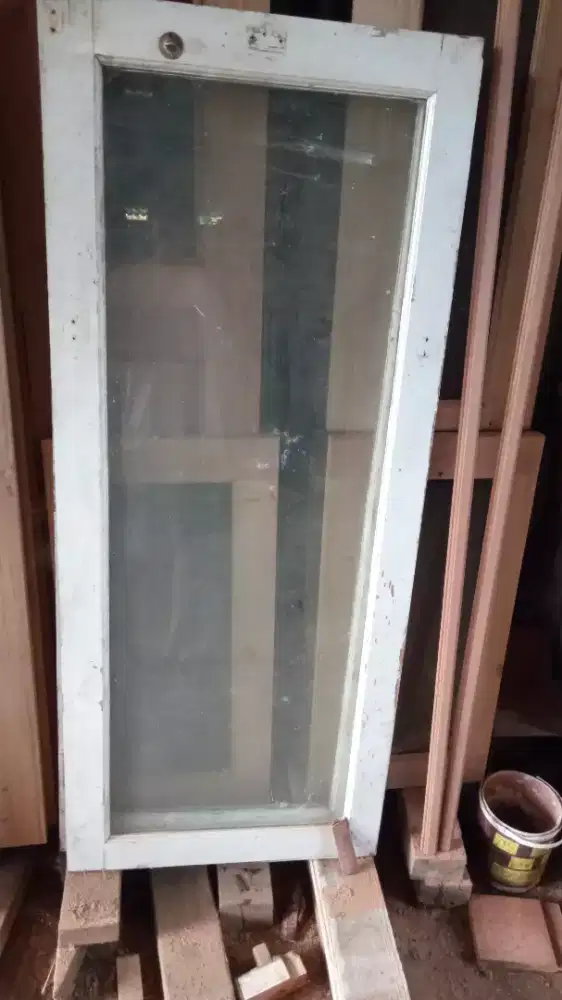 Daun jendela bekas kamper murah