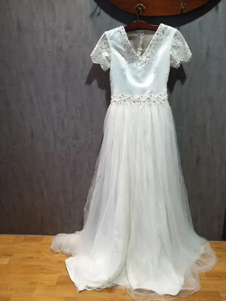 Gaun pengantin putih  kerah  bentuk V