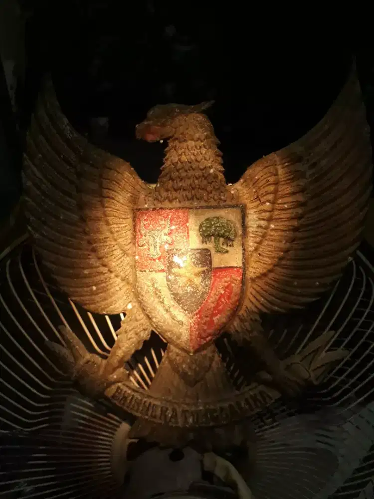 Lambang burung garuda antik