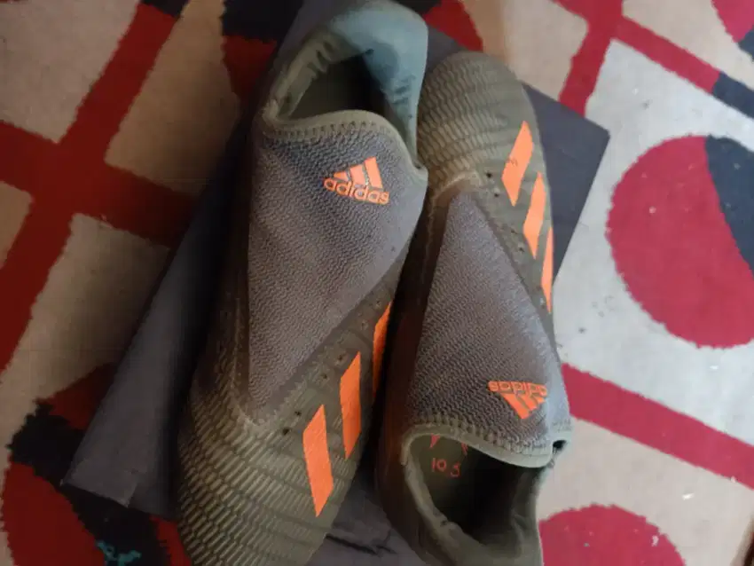 Sepatu bola merk Adidas