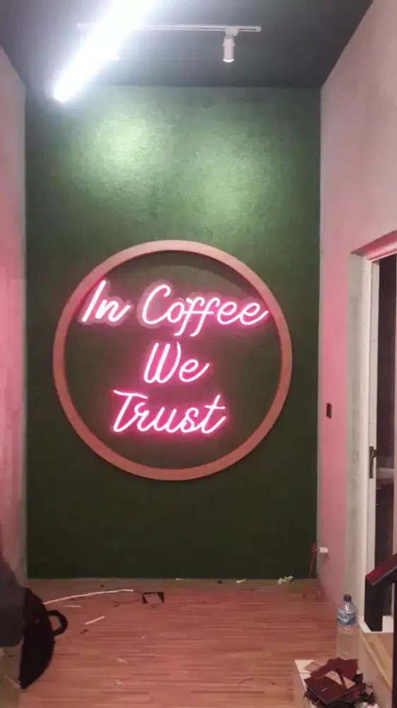 Huruf timbul dan Neon box