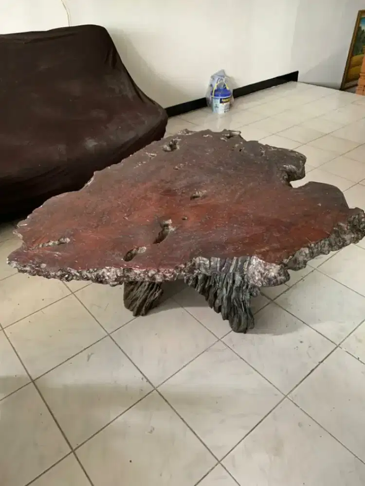 Meja kayu klasik