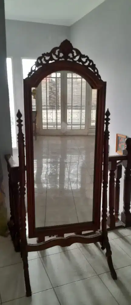 Kaca rias kayu antik