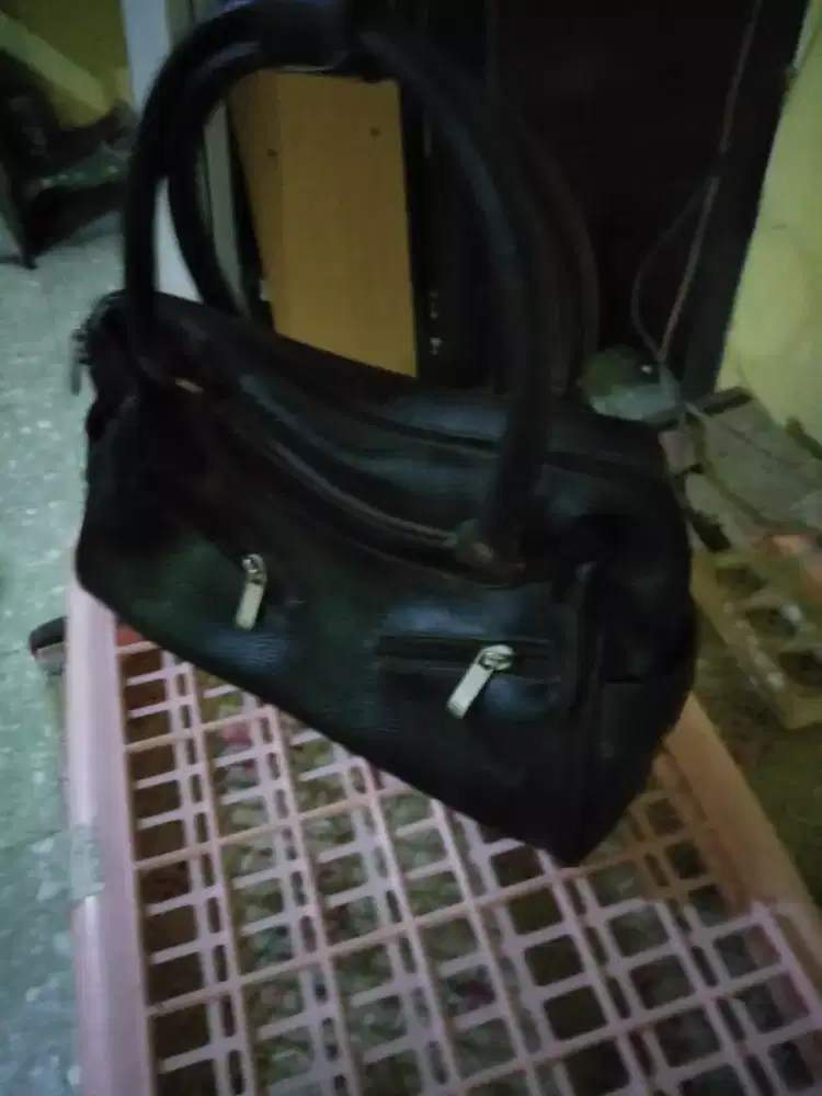 Tas wanita bahan semi kulit warna hitam