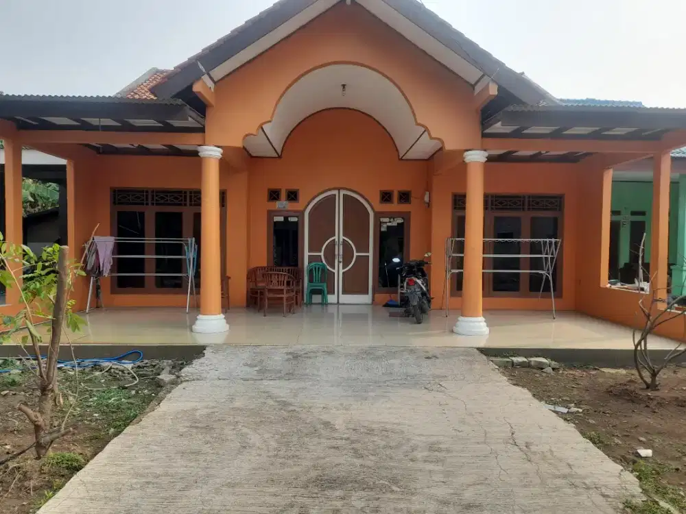 Rumah dengan teras luas
