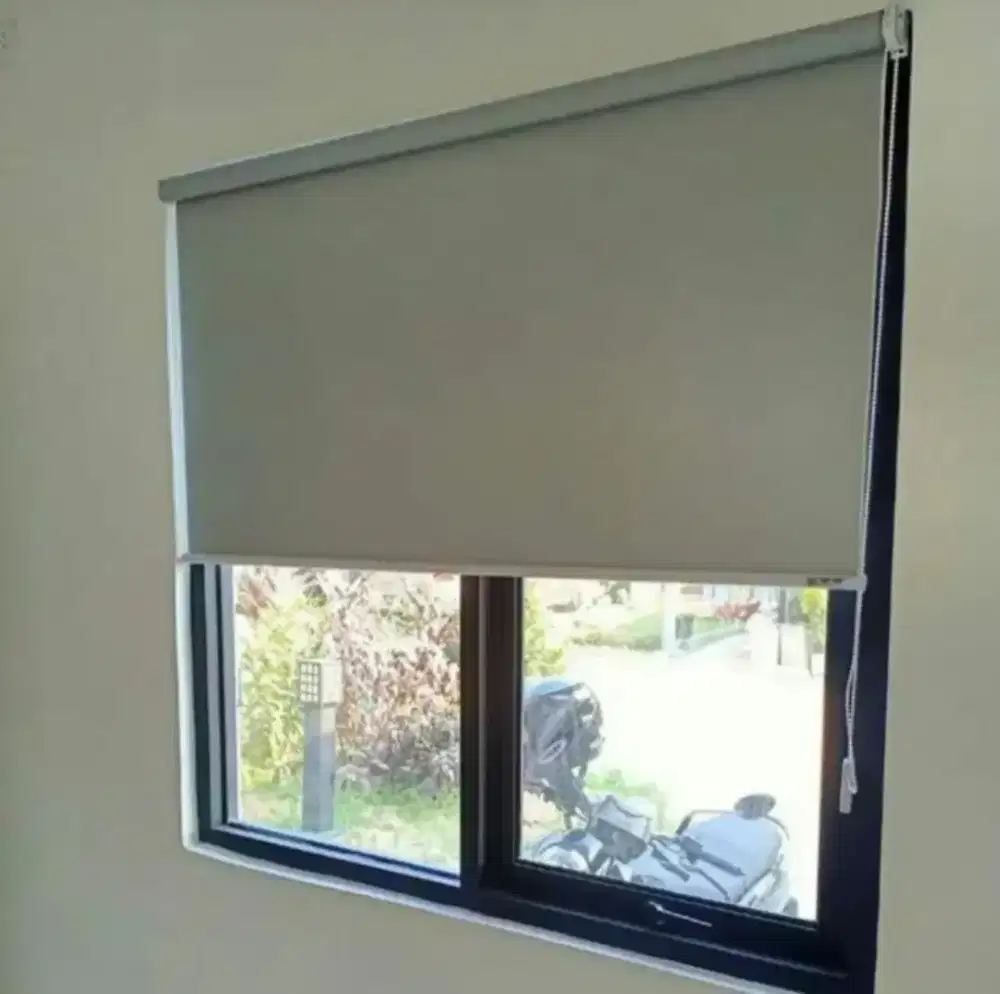 Roller blind dan vertikal blind jendela