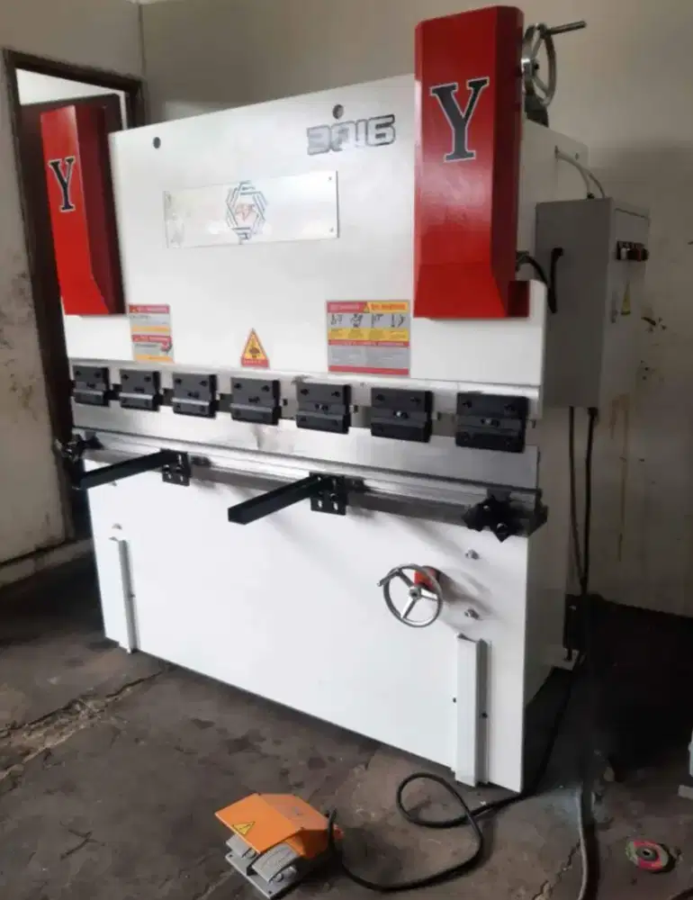 Mesin tekuk plat / bending plat ready stock.30ton