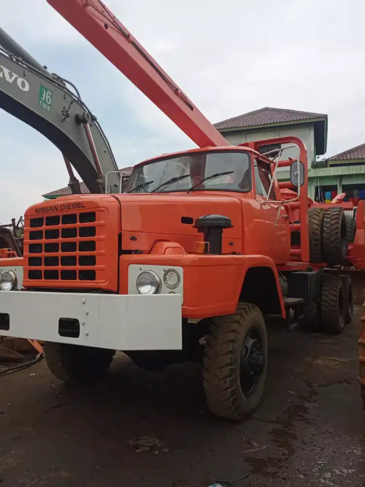TRUCK ALAT BERAT LOGGING KENDARAAN KOMERSIAL KAYU  NISSAN TZA520.