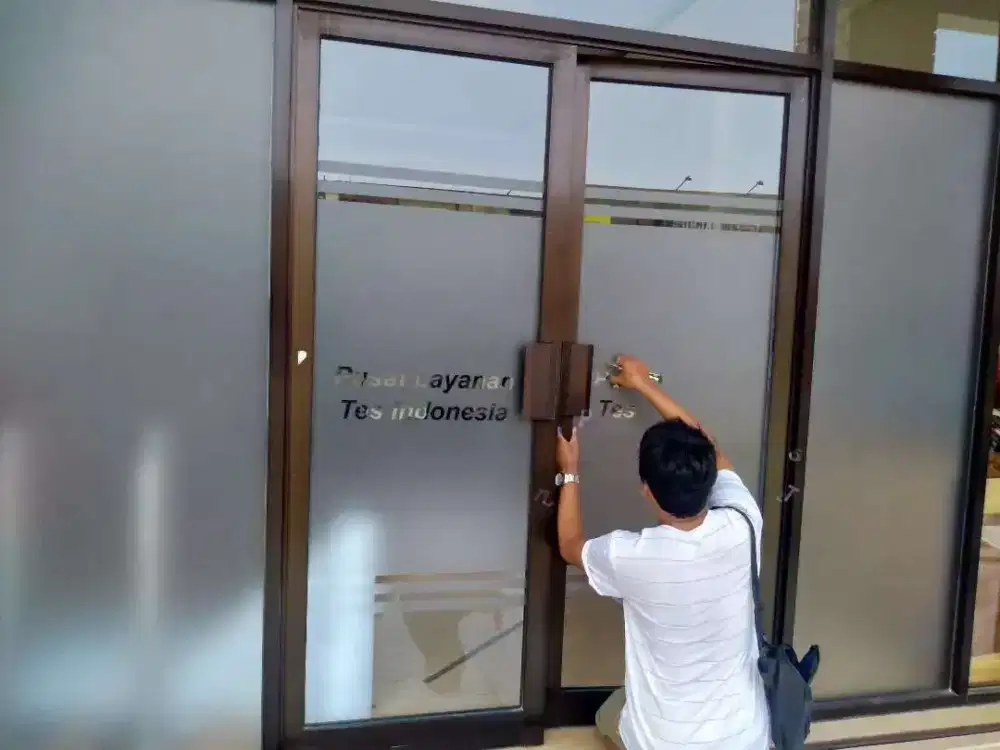 Jasa pasang sticker sunblast kaca film dan wallpaper dinding