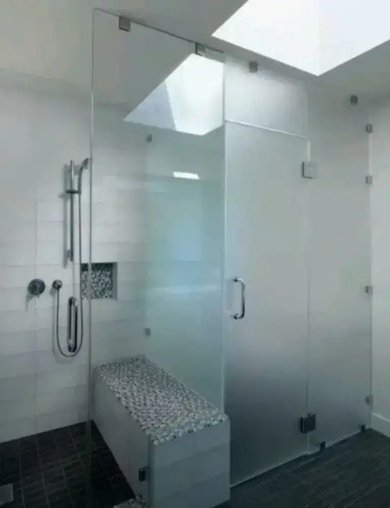 Pasang pembatas ruangan kamar mandi dengan stiker Sanblas &Kaca Film