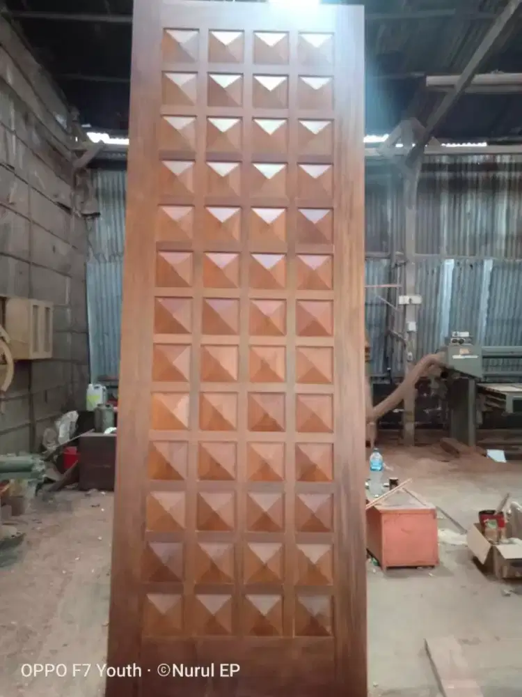 Kusen jendela kayu bagus dan ukir gebyok