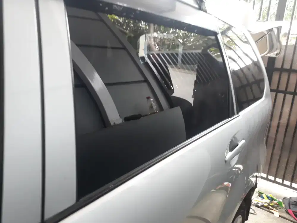 teknisi kaca film mobil dan gedung