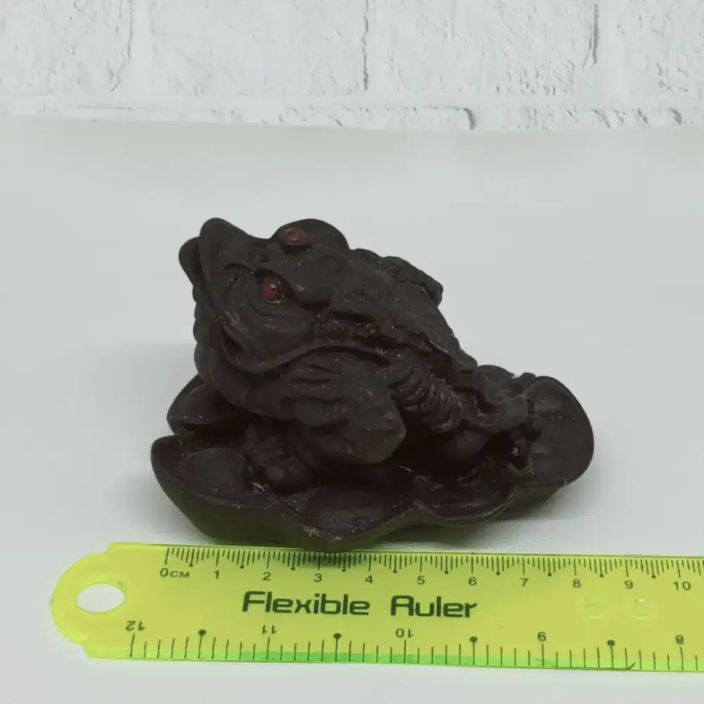 Patung kodok hitam fiber