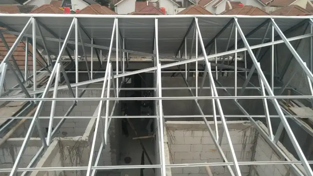 Baja ringan taso 0.75 terpasang dan terima bongkar atap lama