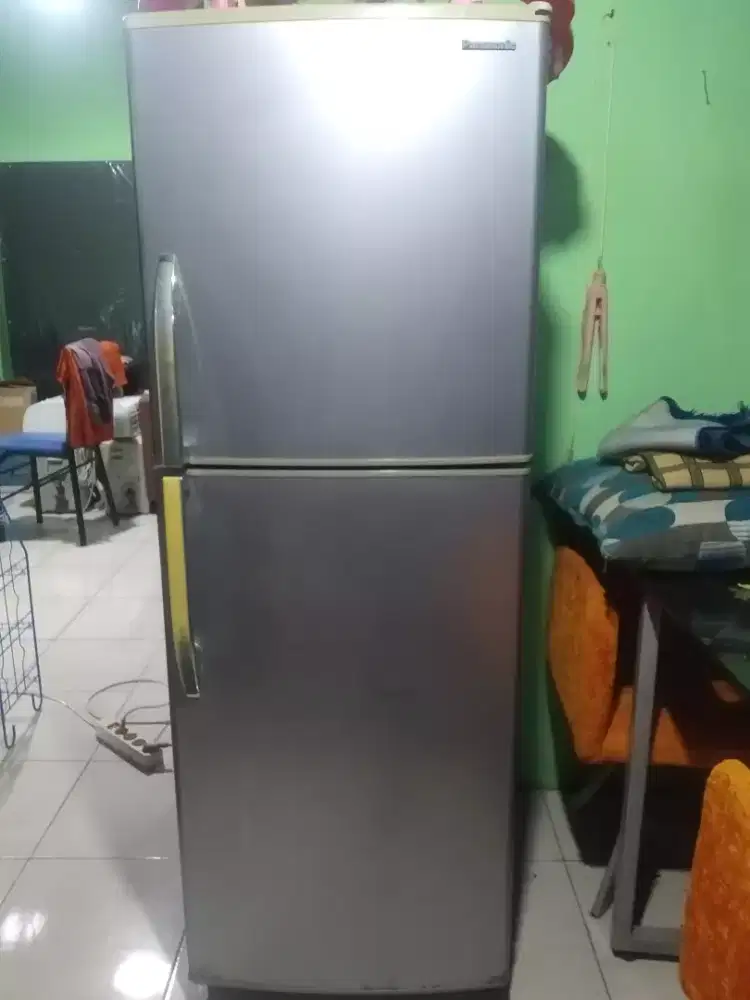 Saya terima Bekas Kulkas TV AC Freezer Showcase Springbed Sofa dll