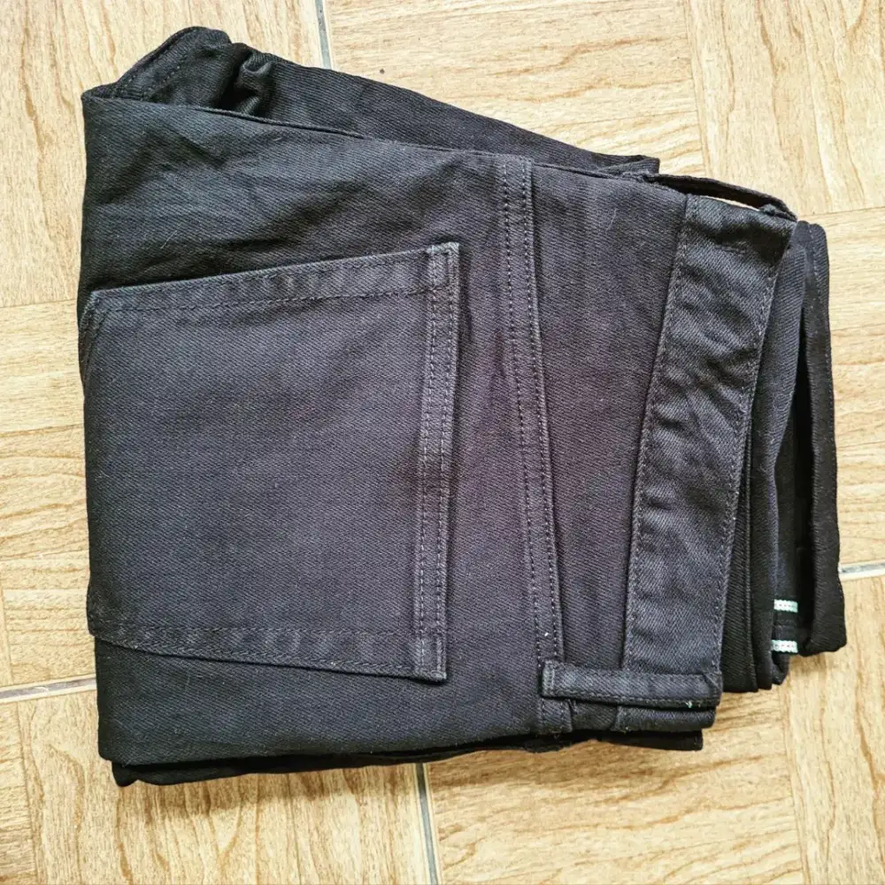 Uniqlo Full Black Selvedge Size 31