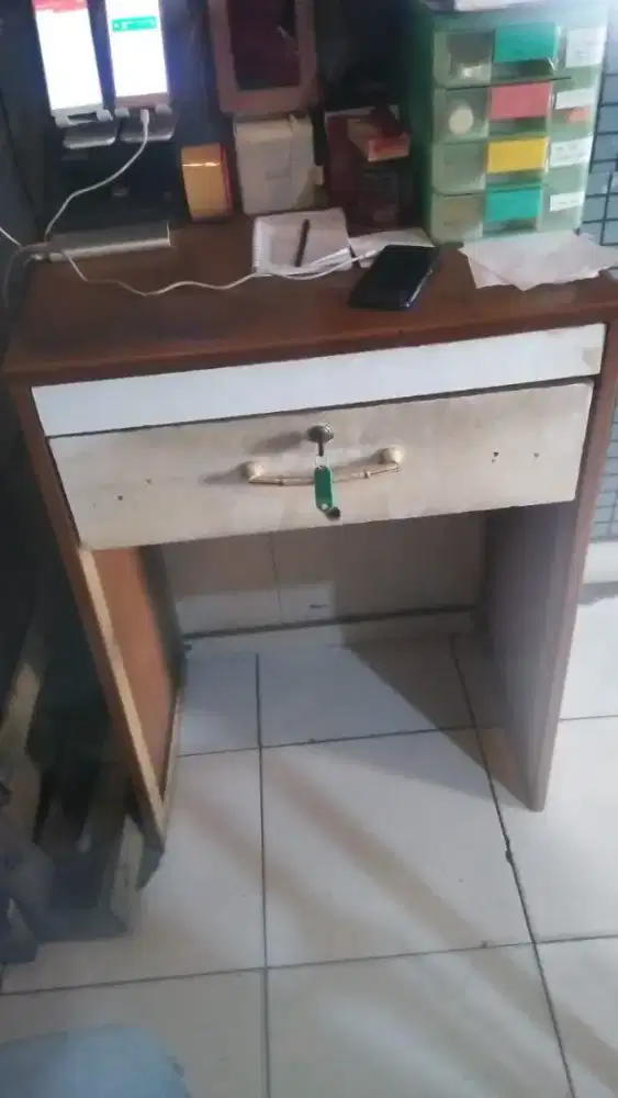 Rak susun dan meja