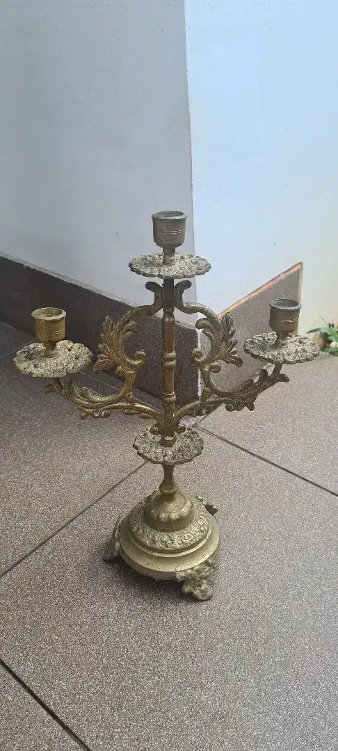 Tempat lilin kuningan antik
