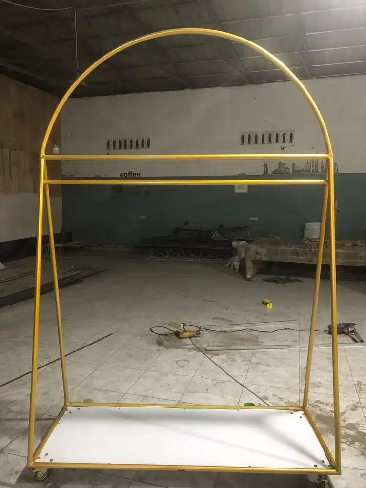 Tiang gawang gantungan baju mewah