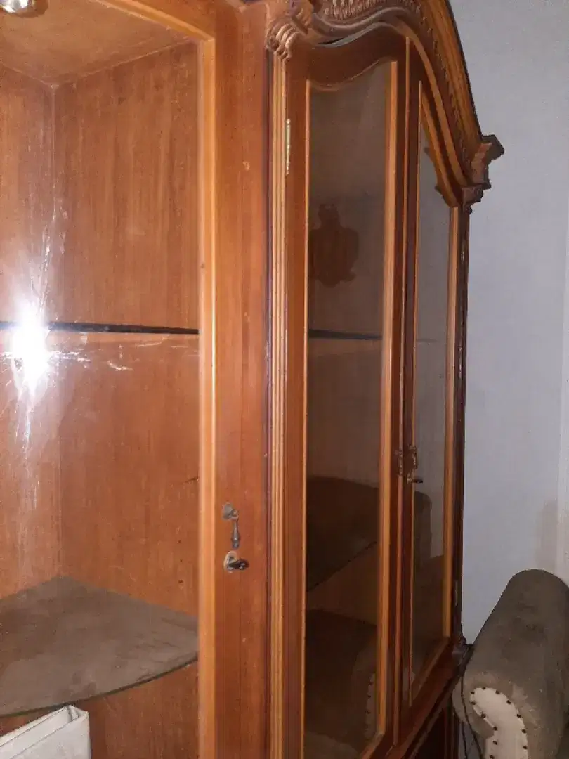 Lemari kaca rumah 7kamar jl raya adisucipto jogja shm garasi 10mobil