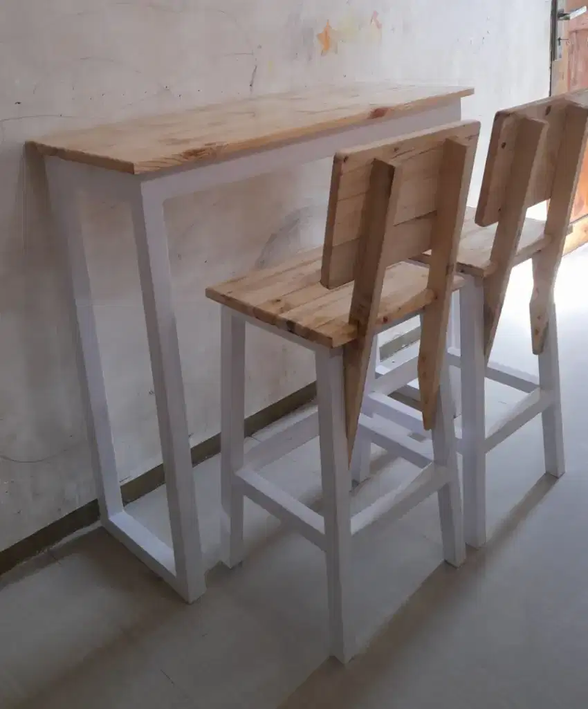 Meja makan minimalis