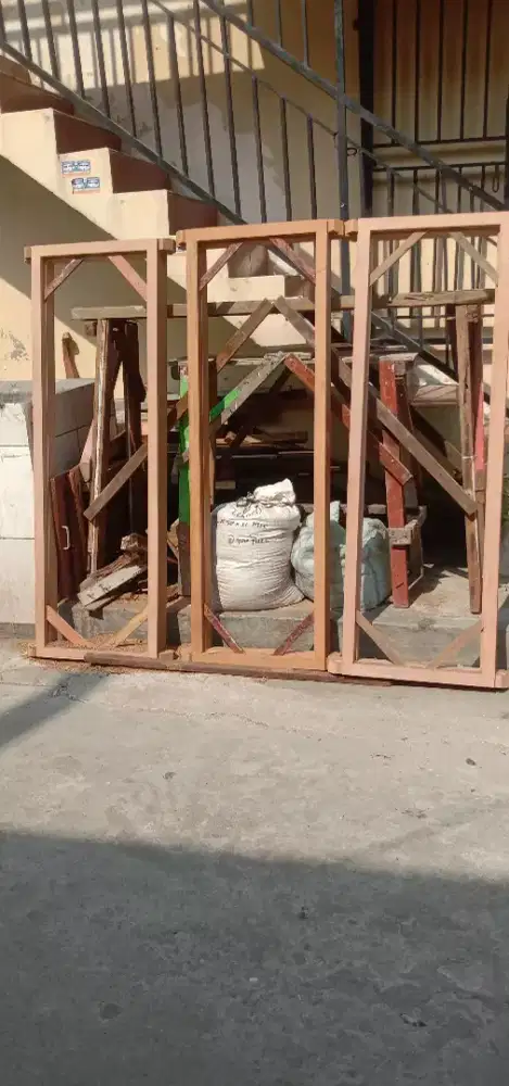 Kusen jendela kayu lama