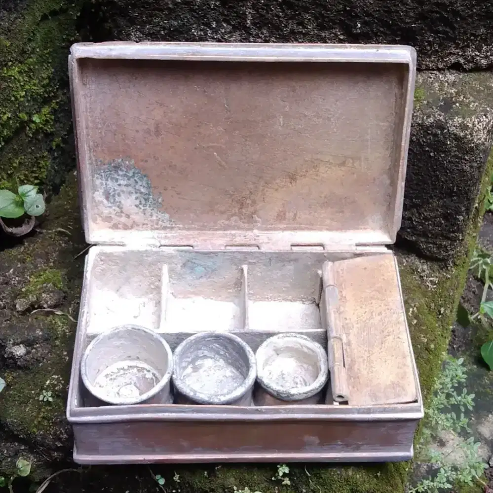 Kinangan kotak antik Kuningan