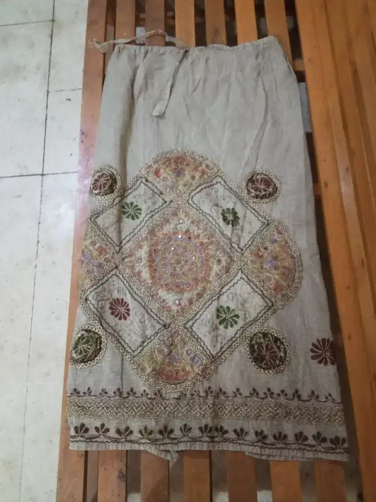 Rok midi coklat motif sulam Dari India.. all size.masih baru