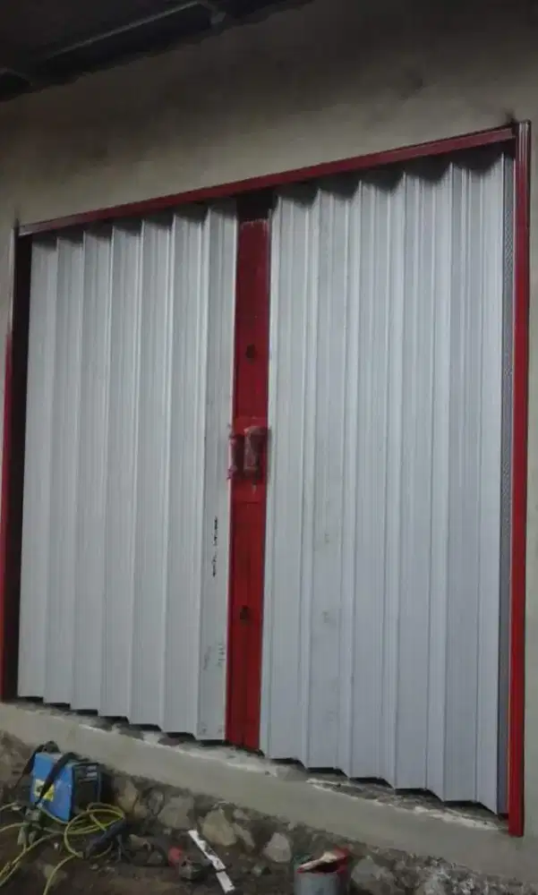 Folding gate roling door
