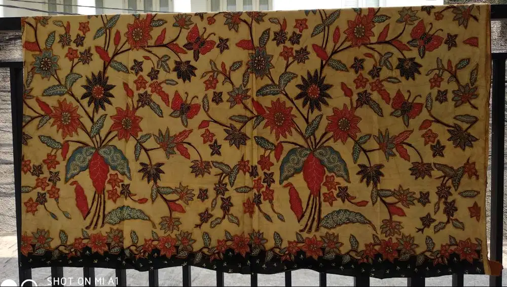 Kain Batik motif Tumbuhan dan Kupu