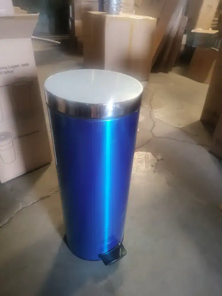 Tempat Sampah Stainles Injakan
Ukuran : Dia.25 cm T.66 cm 25 Ltr