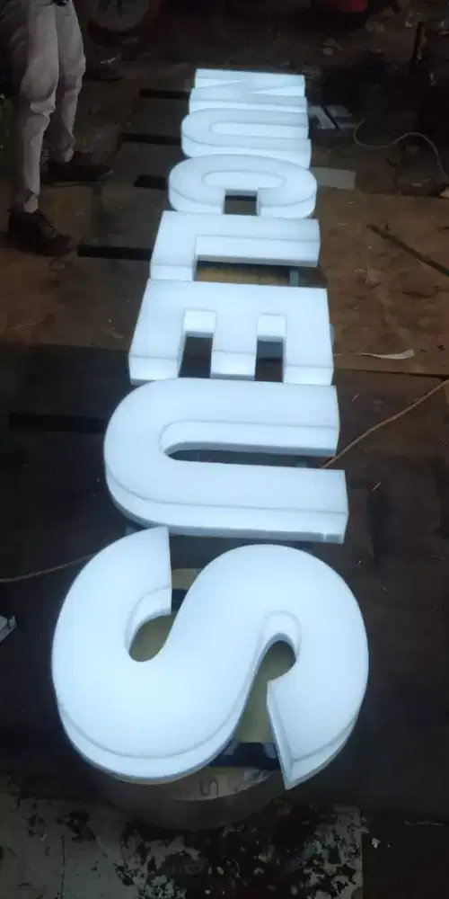 Neon box, reklame, papan nama, huruf timbul