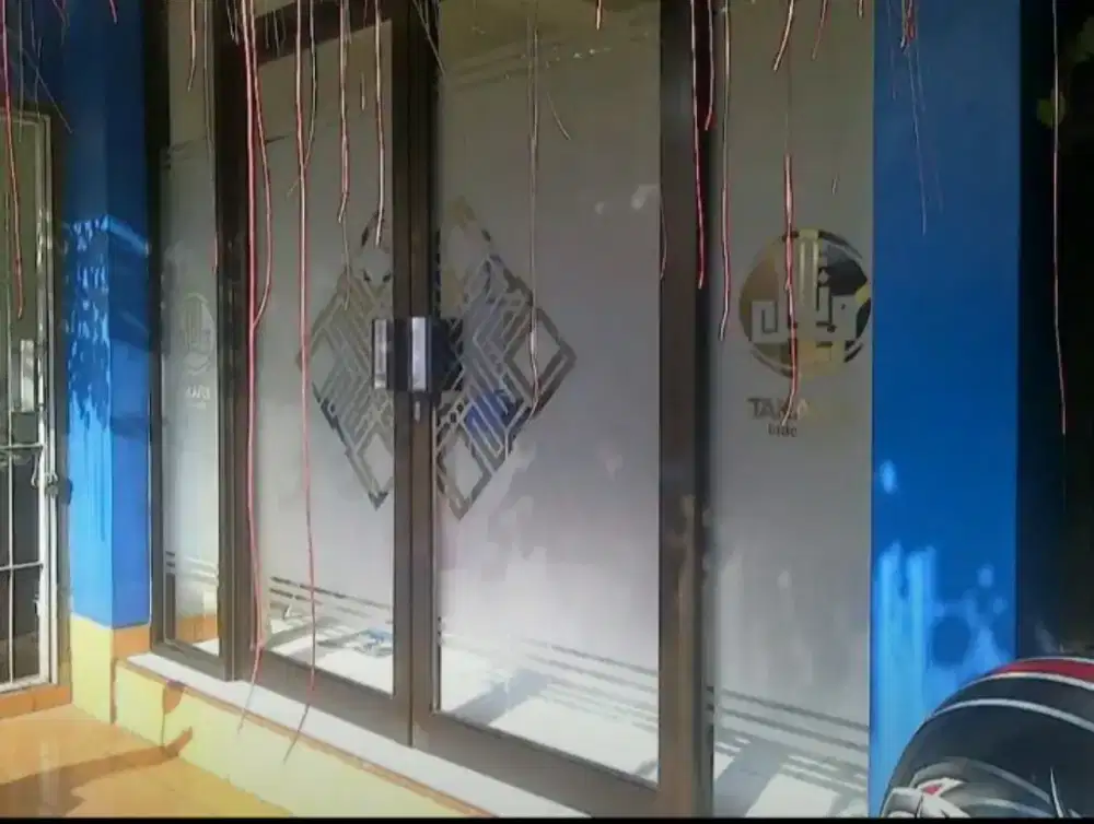 Lengkap dengan logo kantor pasang stiker Sanblas dan Kaca Film