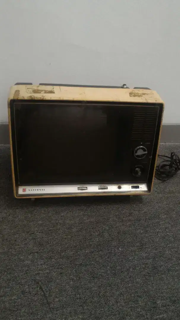 TV jadul merk National seri TR 17A (tidak di coba / display)