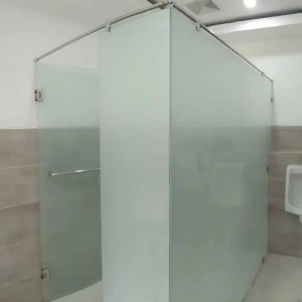 Kamar mandi berkaca lapisan stiker sanblast dan kaca film solusi nya