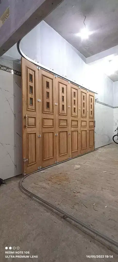 Pintu garasi kayu kamper