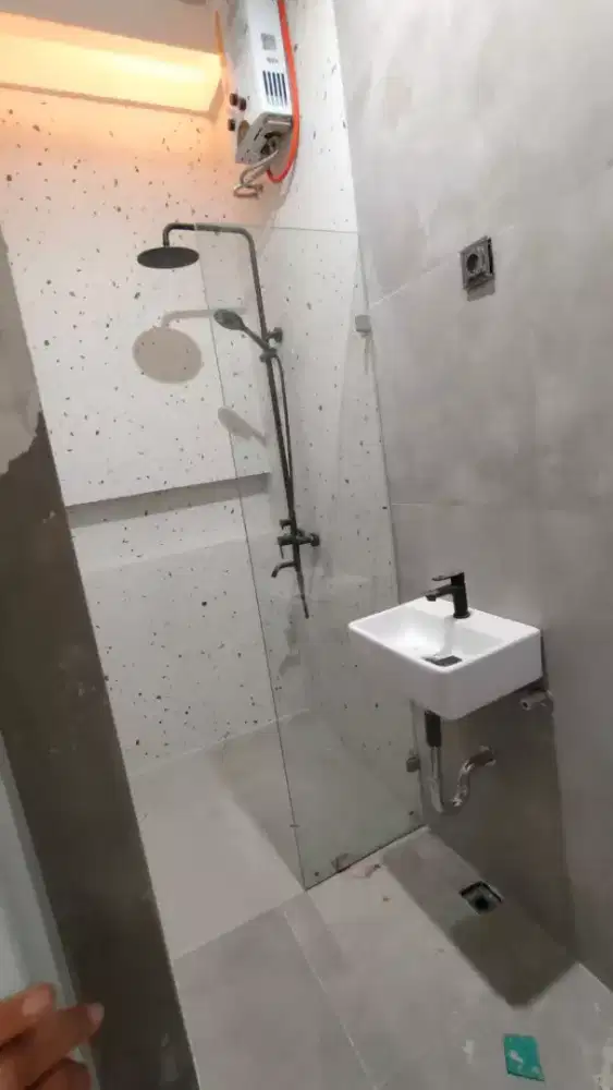 Kaca sekat kamar mandi shower
