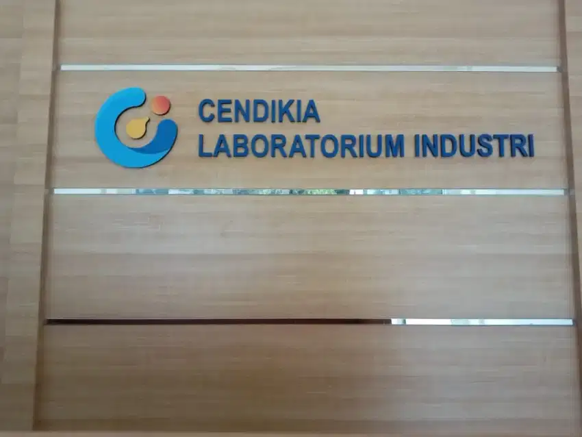 Papan Reklame Neon Box dan Huruf Timbul Terdekat