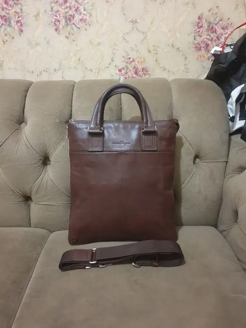 Mulus .authentic tas selempang .messenger salvatore ferragamo