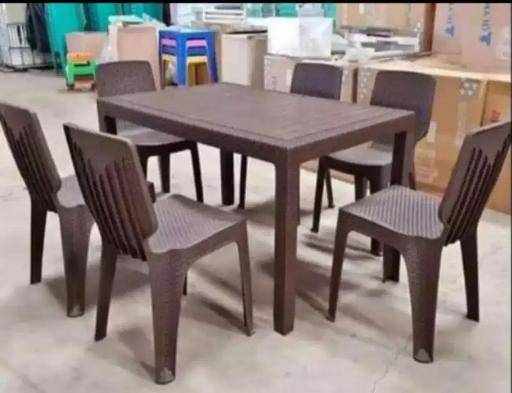 1 SET KURSI DAN MEJA PLASTIK MERK OLYMPLAST