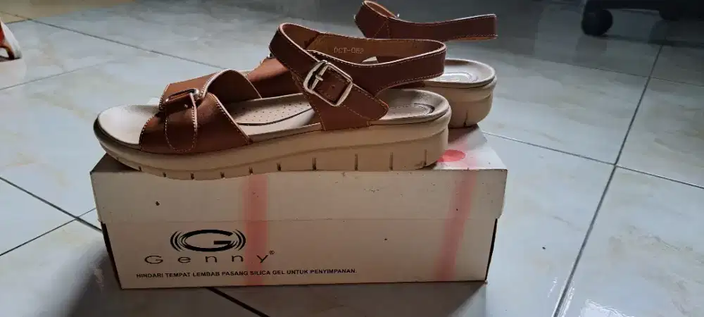Sepatu genny dari matahari