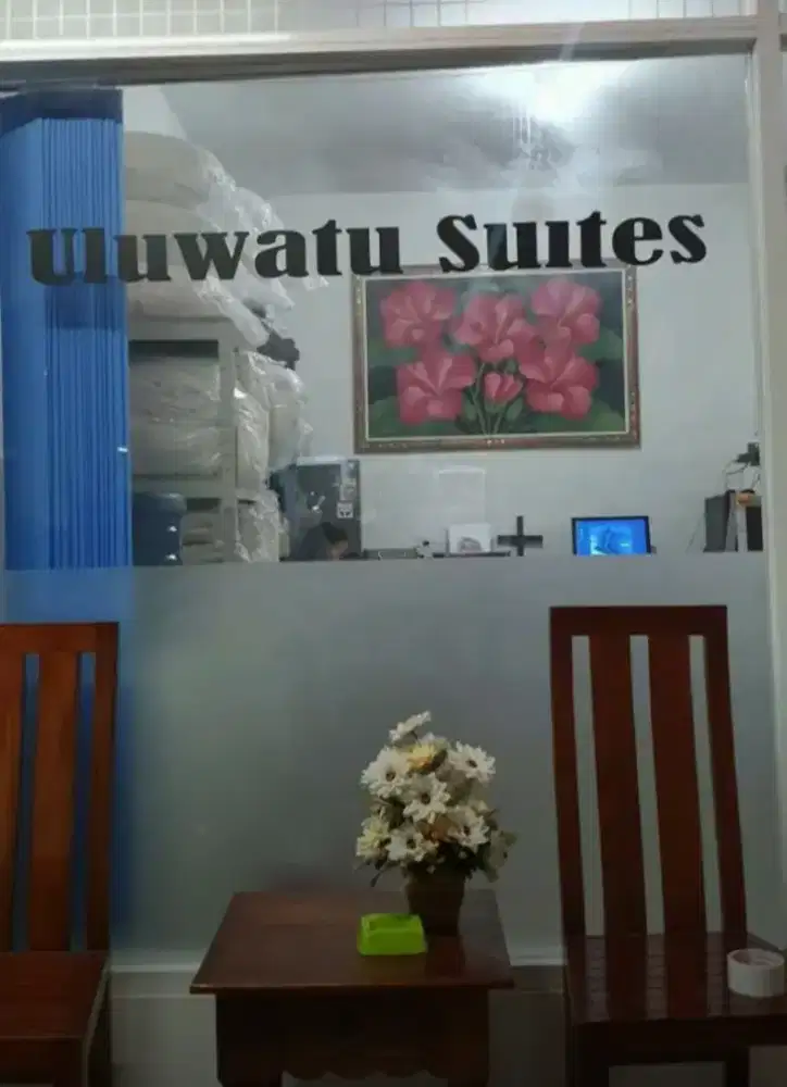 ContohKaca kantor yang dipasang Stiker Sanblas dan kaca film