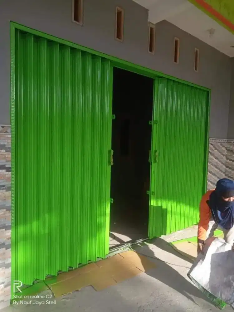 Folding gate roling door