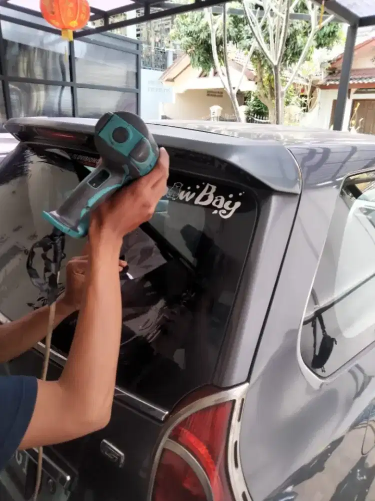 ganti atau pasang kaca film mobil panggilan